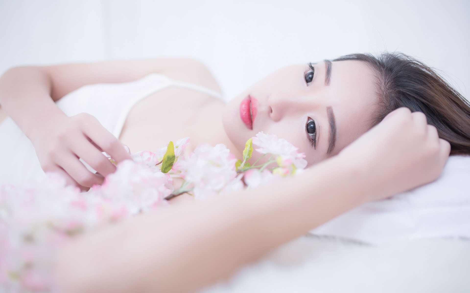 王毅会见哈萨克斯坦副总理兼外长努尔特列乌